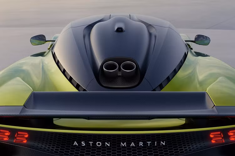 Vô lăng bằng sợi carbon phẳng trên và phẳng dưới bắt mắt, cũng như cụm đồng hồ kỹ thuật số lớn và màn hình thông tin giải trí lớn. Nhóm của Aston Martin cũng đã tạo ra đồ họa đặc biệt cho các màn hình này.