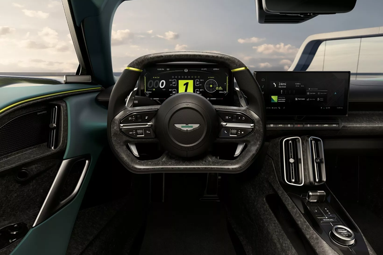 Các thành phần chính của xe bao gồm hệ thống treo, phanh, lái, khí động học chủ động và hệ thống truyền động, được tối ưu hóa bằng hệ thống Kiểm soát động lực học xe tích hợp (IVC), cho phép tinh chỉnh các thông số chính. IVC cũng đảm bảo trục trước và sau có thể giao tiếp với nhau vì không có kết nối vật lý nào.