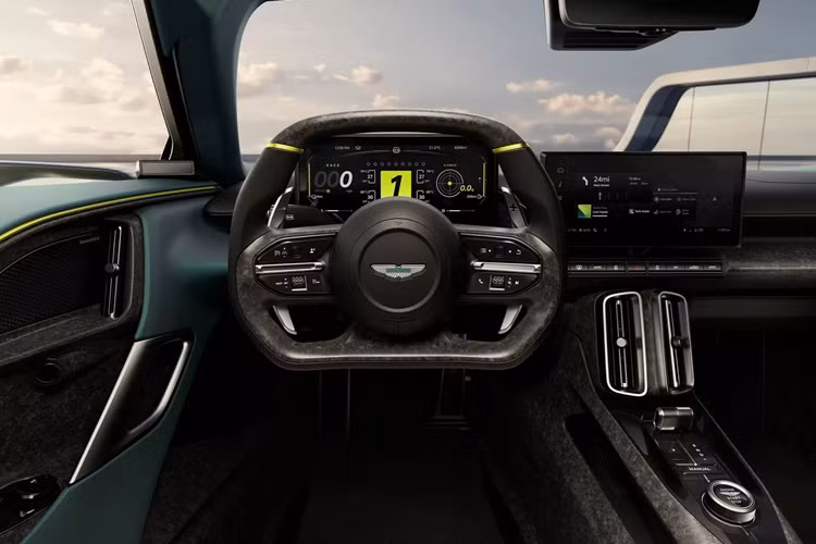 Các thành phần chính của xe bao gồm hệ thống treo, phanh, lái, khí động học chủ động và hệ thống truyền động, được tối ưu hóa bằng hệ thống Kiểm soát động lực học xe tích hợp (IVC), cho phép tinh chỉnh các thông số chính. IVC cũng đảm bảo trục trước và sau có thể giao tiếp với nhau vì không có kết nối vật lý nào.