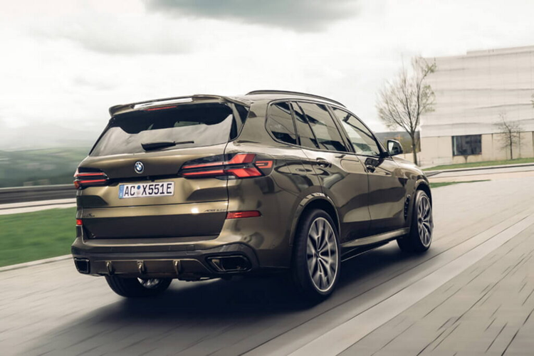 Về nội thất, mẫu xe được nâng cấp với một số chi tiết tinh tế hơn như cặp lẫy chuyển số bằng nhôm mới phía sau vô lăng và vỏ nhôm cho bàn đạp. Hãng độ cũng đồng thời tiến hành nâng cấp về hiệu năng cho xe BMW X5 xDrive40d.