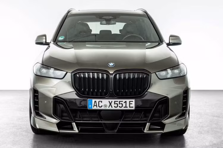Về ngoại thất, BMW X5 độ AC Schnitzer kết hợp hài hòa với gói nâng cấp ngoại thất M, tăng thêm tính thể thao cho tổng thể. Những nâng cấp này gồm có líp trước với thiết kế góc cạnh khác biệt, líp hông được thiết kế tinh tế cùng cánh gió ở phía sau có kích thước lớn hơn.
