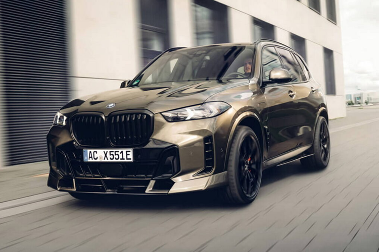 Xe cũng được lắp đặt thêm một bộ Spacer giúp đẩy bánh xe ra ngoài thêm khoảng 24 mm.