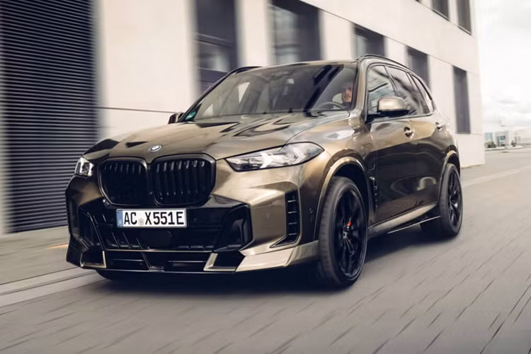 Xe cũng được lắp đặt thêm một bộ Spacer giúp đẩy bánh xe ra ngoài thêm khoảng 24 mm.