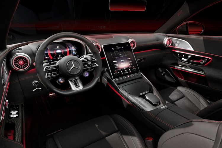 Theo đó, Mercedes-Maybach SL-Class sẽ có 2 tuỳ chọn màu ngoại thất là đỏ và trắng, nắp capo được sơn tối màu cùng các hoạ tiết đặc trưng của Mercedes-Maybach. Nếu như Mercedes-AMG SL-Class tiêu chuẩn có cấu hình ghế 2+2 thì biến thể siêu sang đã được lược bỏ hàng ghế sau.