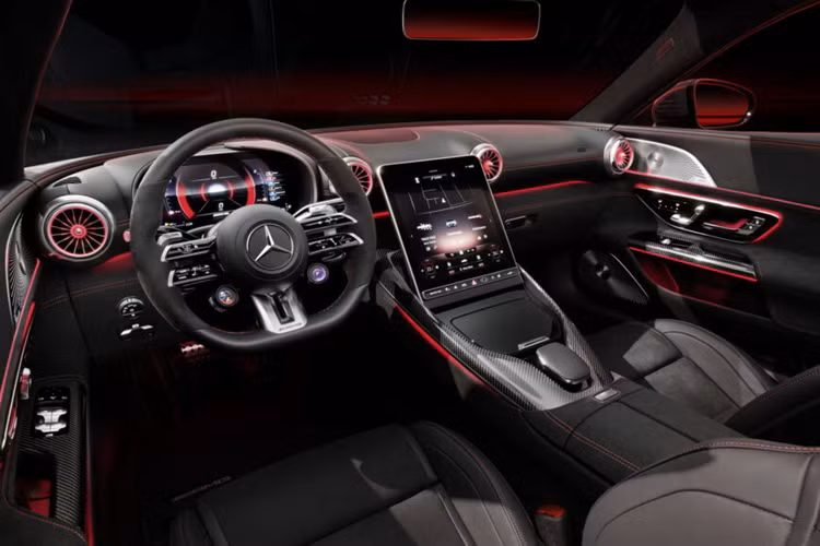 Theo đó, Mercedes-Maybach SL-Class sẽ có 2 tuỳ chọn màu ngoại thất là đỏ và trắng, nắp capo được sơn tối màu cùng các hoạ tiết đặc trưng của Mercedes-Maybach. Nếu như Mercedes-AMG SL-Class tiêu chuẩn có cấu hình ghế 2+2 thì biến thể siêu sang đã được lược bỏ hàng ghế sau.