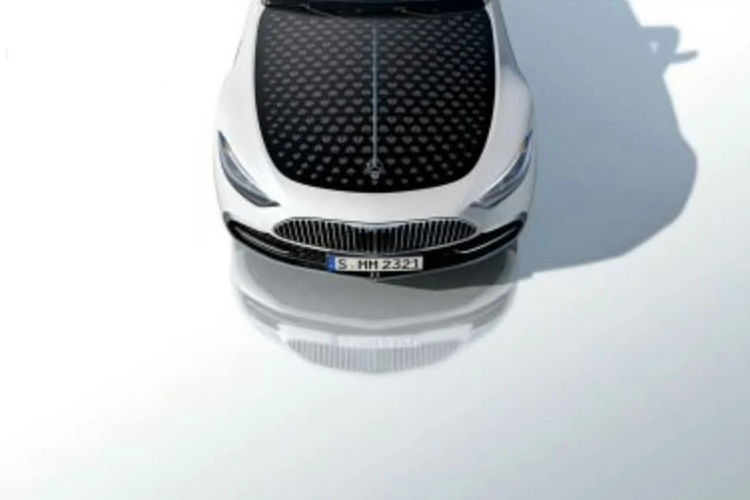 Vô lăng được bọc da cùng các chi tiết được ốp gỗ, phong cách quen thuộc của những chiếc Maybach S-Class; bàn đạp ga và thắng được đính logo đặc trưng. Phiên bản thử nghiệm của mẫu mui trần siêu sang được phát hiện có phần mui bạt trang trí hoạ tiết Mercedes-Maybach.