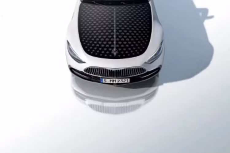 Vô lăng được bọc da cùng các chi tiết được ốp gỗ, phong cách quen thuộc của những chiếc Maybach S-Class; bàn đạp ga và thắng được đính logo đặc trưng. Phiên bản thử nghiệm của mẫu mui trần siêu sang được phát hiện có phần mui bạt trang trí hoạ tiết Mercedes-Maybach.