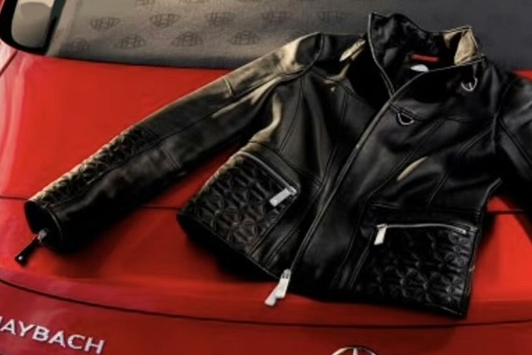 Để tăng phong cách cho chủ nhân, Mercedes-Benz còn bổ sung bộ sưu tập thời trang dành riêng cho chiếc xe như chiếc áo khoác da. Hiện các thông tin về thông số kỹ thuật, động cơ… của Mercedes-Maybach SL-Class vẫn chưa được tiết lộ.