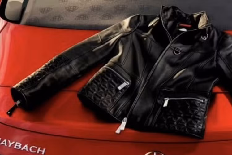 Để tăng phong cách cho chủ nhân, Mercedes-Benz còn bổ sung bộ sưu tập thời trang dành riêng cho chiếc xe như chiếc áo khoác da. Hiện các thông tin về thông số kỹ thuật, động cơ… của Mercedes-Maybach SL-Class vẫn chưa được tiết lộ.