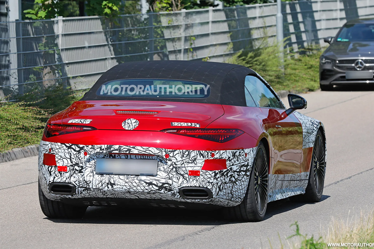 Trong sự kiện này, CEO thương hiệu Đức – Ola Kallenius xác nhận mẫu xe đầu tiên của Mythos sẽ ra mắt vào 2025. Mythos là một series xe siêu sang thuộc đội hình Mercedes-Maybach. Mercedes-Maybach SL-Class sẽ là mẫu xe đầu tiên từ concept Mercedes-Maybach SL. Mức giá xe Mercedes-Maybach SL-Class 2025 chưa công bố.