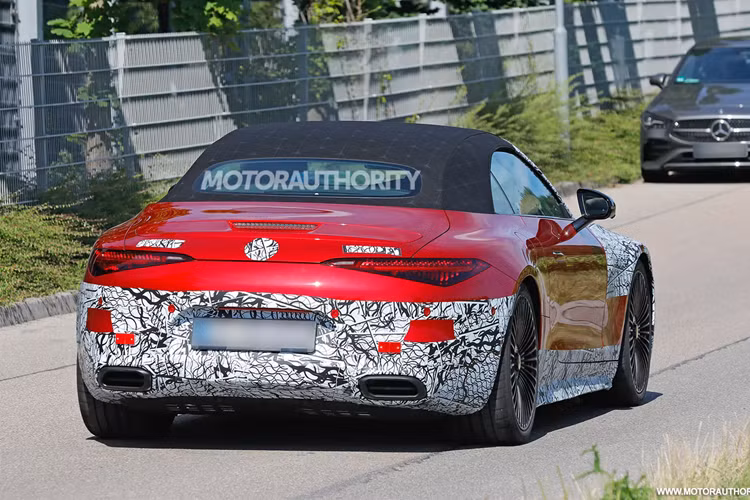 Trong sự kiện này, CEO thương hiệu Đức – Ola Kallenius xác nhận mẫu xe đầu tiên của Mythos sẽ ra mắt vào 2025. Mythos là một series xe siêu sang thuộc đội hình Mercedes-Maybach. Mercedes-Maybach SL-Class sẽ là mẫu xe đầu tiên từ concept Mercedes-Maybach SL. Mức giá xe Mercedes-Maybach SL-Class 2025 chưa công bố.