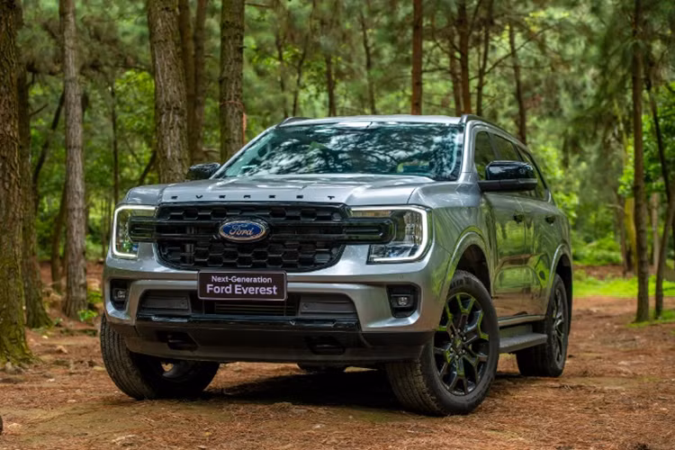  9. Ford Everest: 9.960 xe Mặc dù có giá bán khá cao, nhưng ưu đãi từ phía đại lý cùng sức hút về kiểu dáng, công nghệ đã giúp Ford Everest tạo sức hút với khách hàng. Theo đó, trong năm 2023 vừa qua đã có tổng cộng 9.960 xe Ford Everest được bán ra. Đây cũng là đại diện duy nhất của phân khúc xe SUV 7 chỗ góp mặt trong danh sách này.