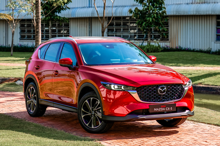  3. Mazda CX-5: 16.808 xe Mazda CX-5 là cái tên gây khá nhiều bất ngờ khi xuất hiện ở vị trí thứ 3 trong top 10 xe bán chạy nhất năm 2023. Mặc dù có khởi đầu khá chậm nhưng với chiến lược giảm giá “kịch sàn” ở giai đoạn cuối năm đã giúp doanh số của Mazda CX-5 gia tăng chóng mặt.