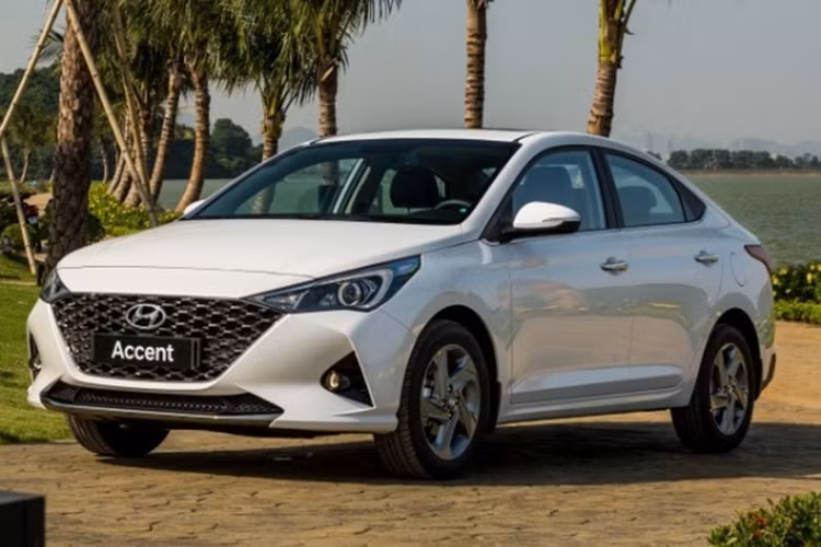 2. Hyundai Accent: 17.452 xe Vị trí thứ hai trong top ôtô bán chạy nhất Việt Nam là Hyundai Accent. Trong năm 2023 đã có tổng cộng 17.452 xe Hyundai Accent được bán ra, thấp hơn đáng kể so với mức 22.645 xe của năm 2022 nhưng vẫn đủ “đè bẹp” đối thủ Vios. Riêng trong tháng 12, đã có 2.752 chiếc Accent được bàn giao tới tay người tiêu dùng Việt Nam.