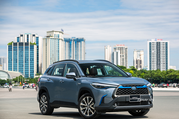  8. Toyota Corolla Cross: 10.485 xe Chung cảnh ngộ với Vios, Toyota Corolla Cross không còn duy trì được phong độ tăng trưởng doanh số như năm 2022. Sự xuất hiện của hàng loạt đối thủ cạnh tranh cùng với trở ngại về nguồn cung khiến doanh số Toyota Corolla Cross chỉ đạt 10.485 xe trong năm 2023, giảm gần 11.000 xe so với năm 2022.