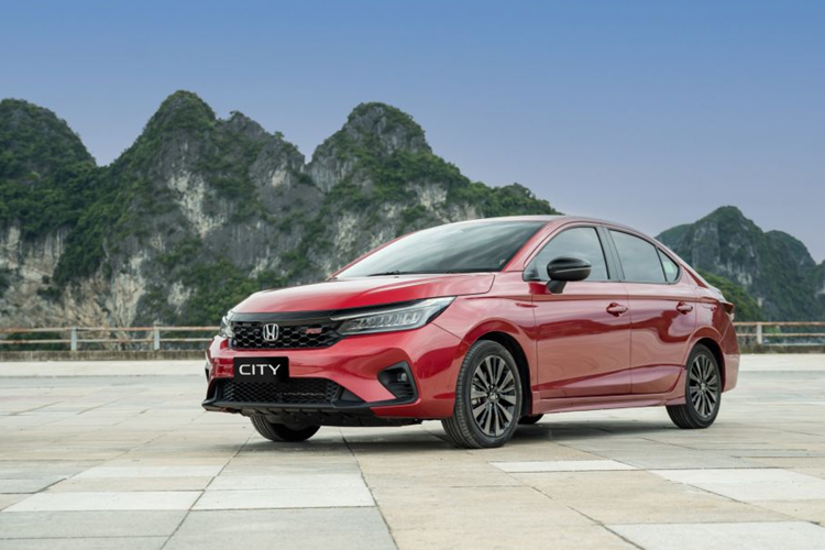 10. Honda City: 9.894 xe Sự xuất hiện của bản nâng cấp đã giúp Honda City đạt doanh số 9.894 xe trong năm 2023. Ngoài những thế mạnh về thiết kế, công nghệ, vận hành ổn định, tiết kiệm… việc đại lý liên tục giảm giá bán cũng góp phần giúp Honda City tạo sức hút với người tiêu dùng.