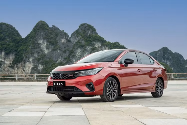  10. Honda City: 9.894 xe Sự xuất hiện của bản nâng cấp đã giúp Honda City đạt doanh số 9.894 xe trong năm 2023. Ngoài những thế mạnh về thiết kế, công nghệ, vận hành ổn định, tiết kiệm… việc đại lý liên tục giảm giá bán cũng góp phần giúp Honda City tạo sức hút với người tiêu dùng.