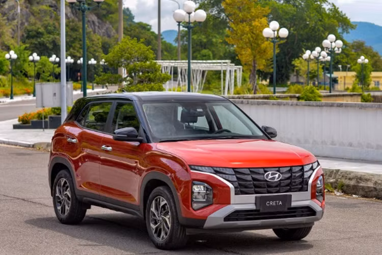  7. Hyundai Creta: 10.719 xe Sau khi đánh dấu sự trở lại thị trường Việt Nam vào năm 2022, Hyundai Creta tiếp tục duy trì được sức hút trên thị trường. Năm 2023, Hyundai đã bán ra được tổng cộng 10.719 chiếc Creta, thấp hơn năm 2022 gần 1.400 xe nhưng vẫn giúp mẫu xe này góp mặt trong Top 10 ô tô bán chạy nhất Việt Nam năm 2023, bất chấp thị trường đầy biến động.