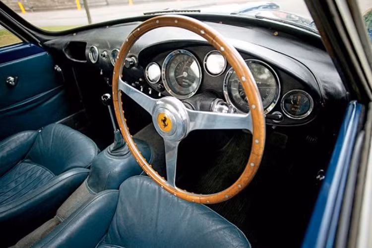 Đây là một chiếc xe thực sự phù hợp cho một vị vua, nó đã được bán cho người chủ đầu tiên, Bảo Đại, vị Hoàng đế trị vì thứ 13 và cuối cùng của Việt Nam và là vị Hoàng đế cuối cùng của triều Nguyễn, triều đại cầm quyền cuối cùng của Việt Nam.