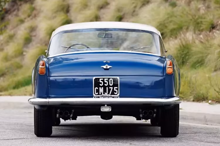 Là một trong 12 chiếc Ferrari Series I Superamerica Coupe duy nhất do Pininfarina chế tạo, mẫu xe này có khung gầm 0493 SA, được hoàn thành vào năm 1956, được hoàn thiện với màu xanh sáng tuyệt đẹp với mui màu ngà tương phản và ghế bọc da tự nhiên.