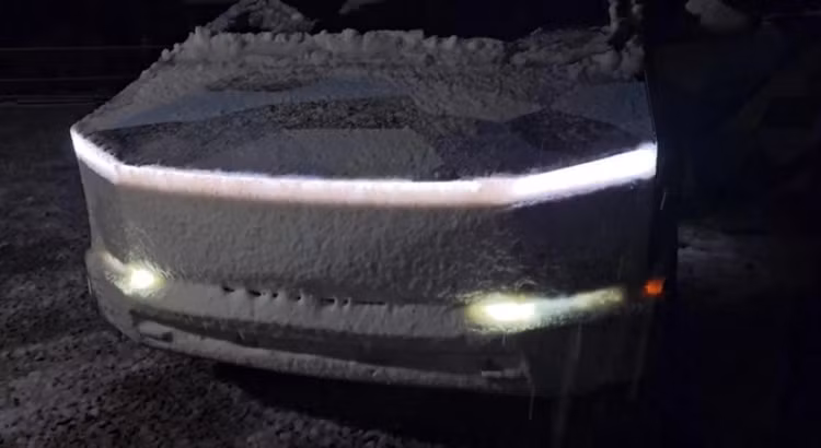 Den pha Tesla Cybertruck bi to han che tam nhin khi mua tuyet