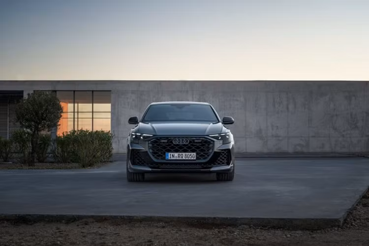 Audi RS Q8 Performance 2025 mới và bản thường đều được trang bị động cơ V8 tăng áp kép 4.0 lít. Đối với phiên bản cơ sở, công suất đạt 592 mã lực và mô-men xoắn cực đại 800 Nm trong khoảng từ 2.200 vòng/phút đến 4.500 vòng/phút.