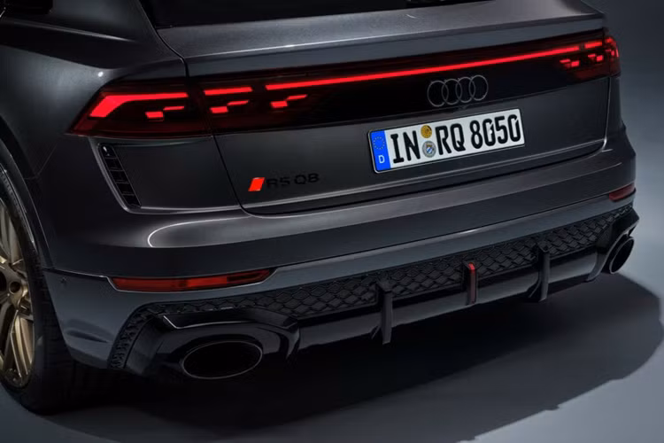 Phiên bản Performance cũng được trang bị độc quyền bộ mâm xe hợp kim nhẹ 23 inch nhẹ hơn bộ mâm 22 inch tiêu chuẩn của xe.