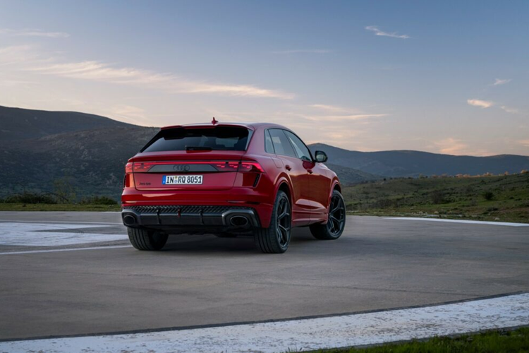 Hai mẫu xe mới đã ra mắt tại châu Âu trong tháng này. Mức giá xe Audi RS Q8 2025 khởi điểm là 141.900 Euro và 155.700 Euro cho bản RS Q8 Performance.