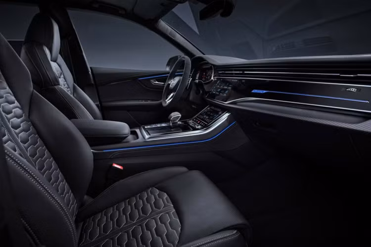 Kết hợp với động cơ V8 mạnh mẽ trên cả hai mẫu RS Q8 là hộp số Tiptronic tám cấp và hệ dẫn động bốn bánh Quattro. Cả hai mẫu xe đều có bộ vi sai trung tâm cơ học và hệ thống treo khí nén thích ứng có thể điều chỉnh chiều cao xe lên tới 90 mm.