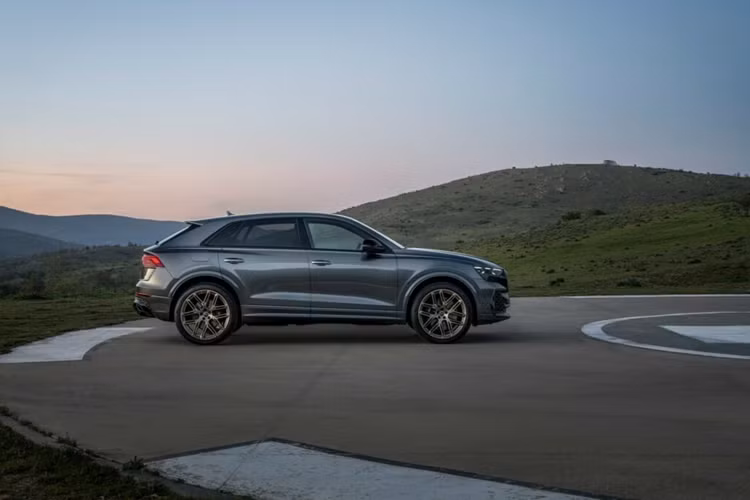 Audi cho biết đây là khối động cơ đốt trong được sản xuất hàng loạt mạnh mẽ nhất trong lịch sử của hãng và bên cạnh những thay đổi về động cơ, RS Q8 Performance còn có hệ thống ống xả riêng biệt để khiến âm thanh của xe trở nên ấn tượng hơn.