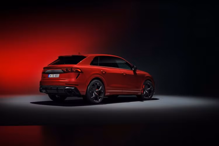 Hai mẫu xe có ba tùy chọn màu sơn kim loại mới là Vàng Sakhir, Xanh Ascari và Đỏ Chili. RS Q8 tiêu chuẩn được trang bị một số chi tiết màu đen bóng trên gương cánh, cánh gió trước, viền cửa sổ và bộ khuếch tán phía sau