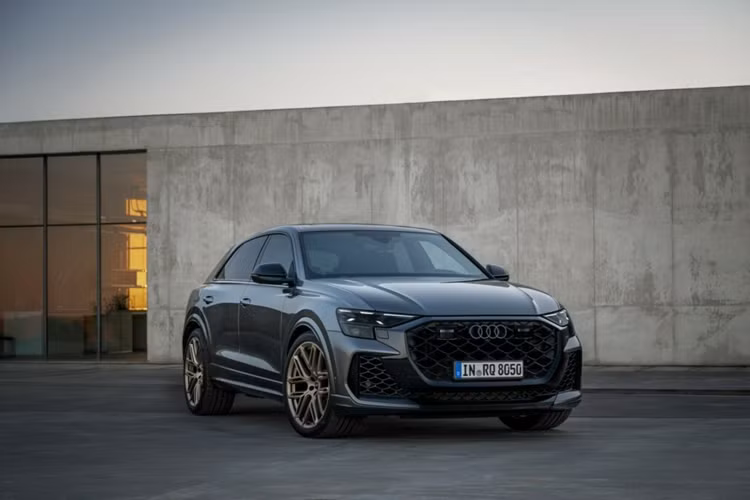  Audi RS Q8 2025 mới cùng phiên bản hiệu năng cao RS Q8 Performance hàng đầu đã chính thức ra mắt. Mẫu siêu SUV này vừa lập kỷ lục vòng đua mới quanh Nurburgring Nordschleife, hoàn thành một vòng đua trên đường đua huyền thoại chỉ với thời gian 7:36.698.