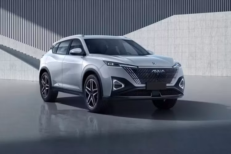 Vào ngày 12/11/2024 này, thương hiệu Dongfeng hay Đông Phong sẽ chính thức quay trở lại mảng ôtô con tại Việt Nam với 4 mẫu xe, bao gồm Huge, Mage, E70 và Box. Trong đó, Dongfeng Mage 2025 mới là mẫu SUV thuộc phân khúc cỡ C, cạnh tranh với Mazda CX-5, Honda CR-V và Ford Territory.