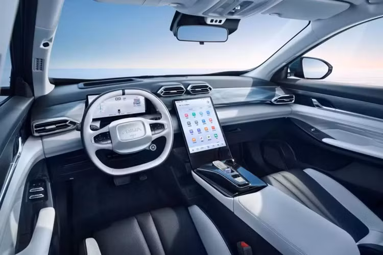 Bên trong Dongfeng Mage là không gian nội thất 2 hàng ghế với 5 chỗ ngồi khá rộng rãi nhờ chiều dài cơ sở lớn. Xe sở hữu mặt táp-lô với thiết kế đa tầng, vô lăng 2 chấu vát đáy, tích hợp phím chức năng và cửa gió điều hòa trung tâm hình lục giác, trang trí bằng những chi tiết mạ crôm.