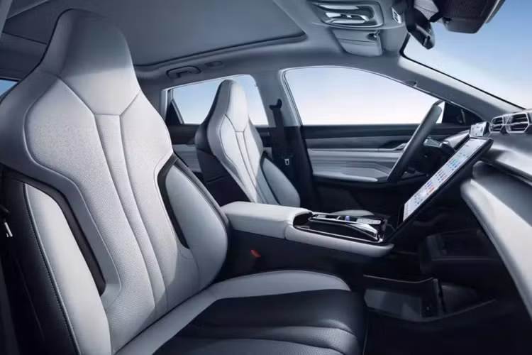 Vành la-zăng của xe có thiết kế 5 chấu kép hình ngôi sao và phay xước 2 màu. Vòng về phía sau, mẫu SUV cỡ C này sở hữu cụm đèn pha mỏng và nối liền vơi nhau. Trong khi đó, cánh gió mui tích hợp 2 đèn phanh nằm dọc theo phong cách xe đua. Cản sau của xe đi kèm bộ khuếch tán gió và 4 đầu ống xả chia đều sang hai bên.