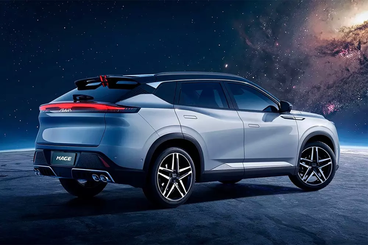 So với những đối thủ cùng phân khúc SUV cỡ C, Dongfeng Mage của Trung Quốc có kích thước lớn hơn đáng kể. Bên ngoài, Dongfeng Mage được thiết kế theo phong cách khá trẻ trung và thể thao. Mẫu xe này được trang bị lưới tản nhiệt hình thang ngược cỡ lớn, trang trí bằng các nẹp mạ crôm nằm dọc.