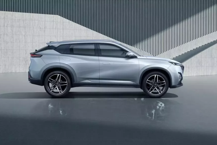 Bên cạnh đó là cụm đèn pha mỏng và dải đèn LED định vị ban ngày nằm vắt ngang đầu xe. Cản trước của Dongfeng Mage đi kèm đèn sương mù độc đáo và hốc gió trung tâm rộng với viền mạ crôm. Ở sườn xe, Dongfeng Mage đi kèm những đường dập gân sắc sảo và tay nắm cửa ẩn.