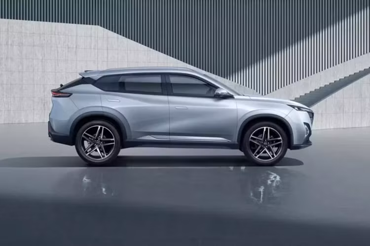 Bên cạnh đó là cụm đèn pha mỏng và dải đèn LED định vị ban ngày nằm vắt ngang đầu xe. Cản trước của Dongfeng Mage đi kèm đèn sương mù độc đáo và hốc gió trung tâm rộng với viền mạ crôm. Ở sườn xe, Dongfeng Mage đi kèm những đường dập gân sắc sảo và tay nắm cửa ẩn.