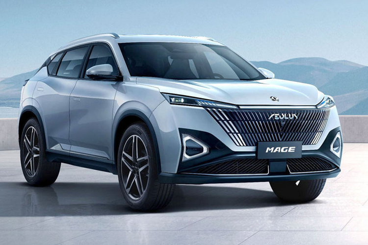 Ghế phụ lái chỉnh điện 4 hướng, hệ thống âm thanh 6 loa, sạc điện thoại không dây, cổng USB Type C, điều hòa tự động, cửa gió dành cho hàng ghế sau, cần số điện tử, cửa sổ trời toàn cảnh chỉnh điện, phanh tay điện tử, tự động giữ phanh tạm thời, chìa khóa thông minh và khởi động nút bấm.