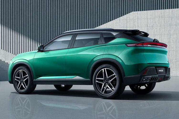 Điểm nhấn của Dongfeng Mage là hệ truyền động hybrid với máy xăng 4 xi-lanh, tăng áp, dung tích 1.5L và mô-tơ điện, tạo ra công suất tổng cộng 288 mã lực cùng mô-men xoắn cực đại lên đến 565 Nm. Ngoài ra, xe còn được trang bị hộp số tự động 4 cấp và hệ dẫn động cầu trước.