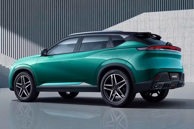 Điểm nhấn của Dongfeng Mage là hệ truyền động hybrid với máy xăng 4 xi-lanh, tăng áp, dung tích 1.5L và mô-tơ điện, tạo ra công suất tổng cộng 288 mã lực cùng mô-men xoắn cực đại lên đến 565 Nm. Ngoài ra, xe còn được trang bị hộp số tự động 4 cấp và hệ dẫn động cầu trước.