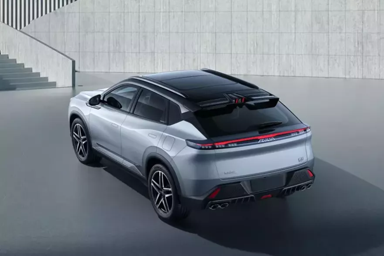 Phía sau vô lăng là bảng đồng hồ kỹ thuật số 10,25 inch trong khi màn hình cảm ứng trung tâm của xe có thiết kế dọc và kích thước 13,2 inch. Bên cạnh đó, xe còn có những trang bị khác như ghế bọc da, ghế lái chỉnh điện 6 hướng