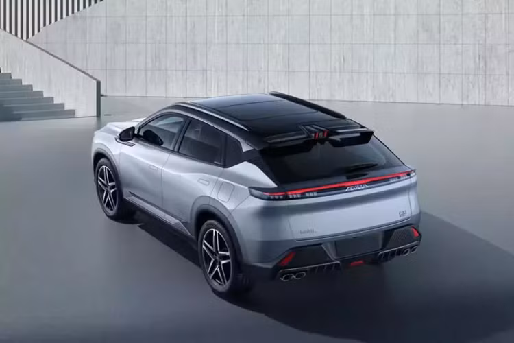 Phía sau vô lăng là bảng đồng hồ kỹ thuật số 10,25 inch trong khi màn hình cảm ứng trung tâm của xe có thiết kế dọc và kích thước 13,2 inch. Bên cạnh đó, xe còn có những trang bị khác như ghế bọc da, ghế lái chỉnh điện 6 hướng