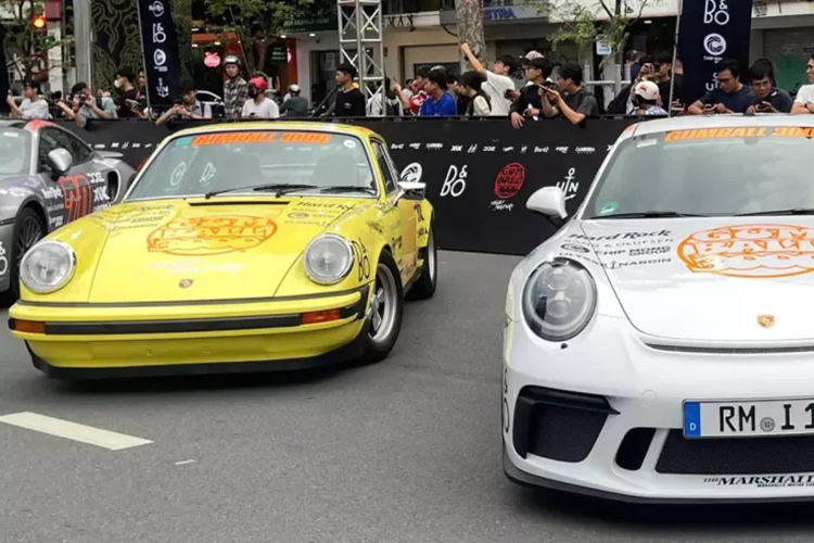 Tên Carrera được giới thiệu lại từ 356 Carrera, bản thân nó được đặt tên theo chiến thắng của Porsche trong các cuộc đua Carrera Panamericana ở Mexico vào những năm 1950. Carrera RS được chế tạo để Porsche có thể tham gia các công thức đua xe đòi hỏi phải sản xuất một số lượng xe thương mại tối thiểu nhất định.