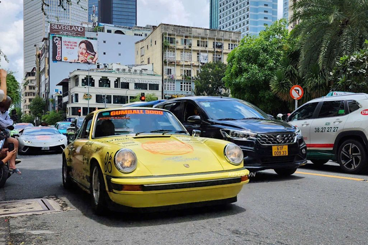 Ở dạng RS Touring, xe nặng 1.075 kg, ở dạng Sport Lightweight, xe nhẹ hơn khoảng 100 kg, tiết kiệm được nhờ sử dụng thép mỏng cho một số bộ phận của thân xe và sử dụng kính mỏng hơn.