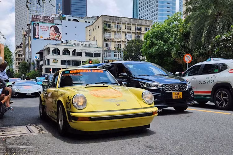 Ở dạng RS Touring, xe nặng 1.075 kg, ở dạng Sport Lightweight, xe nhẹ hơn khoảng 100 kg, tiết kiệm được nhờ sử dụng thép mỏng cho một số bộ phận của thân xe và sử dụng kính mỏng hơn.