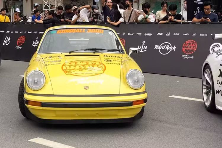 So với 911S tiêu chuẩn, Carrera 2.7 RS có động cơ 2.7 lít lớn hơn, nó là động cơ boxer 2.7 lít, với đường kính x hành trình piston là 90 mm × 70,4 mm tạo ra công suất 210 PS (154 kW; 207 mã lực) tại 6.300 vòng/phút và mô-men xoắn 255 N m tại 5.100 vòng/phút với hệ thống phun nhiên liệu cơ khí Bosch, hệ thống treo được sửa đổi và cứng hơn, phanh lớn hơn, bánh sau và cánh gió sau rộng hơn.