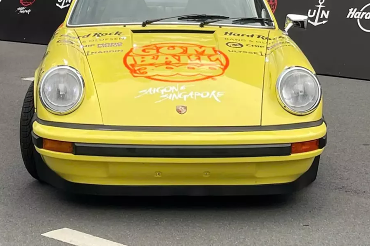 Porsche Carrera RS tại Gumball 2024 xuất hiện trong đoàn xe đã bước sang tuổi 52, nhưng độ chiến, mới và chất không thua bất kỳ mẫu siêu xe hay các anh em cùng nhà Porsche thế hệ mới nhất. Porsche Carrera RS 2.7 từ lâu đã được biết đến là một huyền thoại của thương hiệu xe thể thao Stuttgart. Ở thời điểm bấy giờ, 911 Carrera RS 2.7 là chiếc xe hơi được sản xuất tại Đức nhanh nhất.