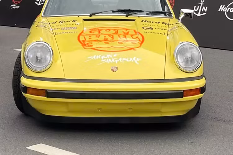 Porsche Carrera RS tại Gumball 2024 xuất hiện trong đoàn xe đã bước sang tuổi 52, nhưng độ chiến, mới và chất không thua bất kỳ mẫu siêu xe hay các anh em cùng nhà Porsche thế hệ mới nhất. Porsche Carrera RS 2.7 từ lâu đã được biết đến là một huyền thoại của thương hiệu xe thể thao Stuttgart. Ở thời điểm bấy giờ, 911 Carrera RS 2.7 là chiếc xe hơi được sản xuất tại Đức nhanh nhất.