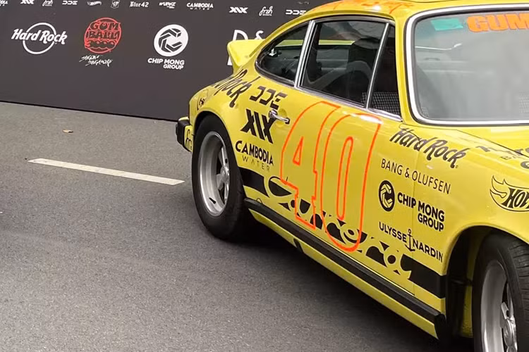 Các mẫu xe Carrera RS, được các nhà sưu tập đánh giá cao, được nhiều người coi là những chiếc 911 cổ điển vĩ đại nhất mọi thời đại. RS là viết tắt của Rennsport trong tiếng Đức, có nghĩa là "môn thể thao đua xe".